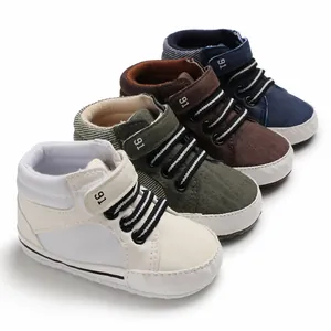 Detailansicht der High-Top Lauflernschuhe in den Farben Weiß Grün Braun und Blau