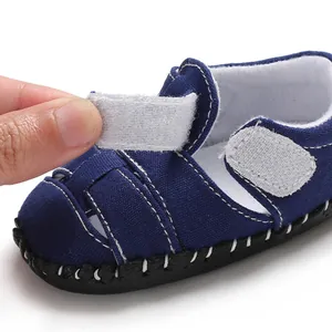 Dettaglio della scarpa in tela blu per neonati con cinturino in velcro regolabile