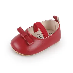 Detailansicht eines roten Babyschuhs für Mädchen mit einer süßen Schleife und Gummiband
