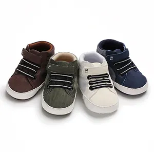 Nahaufnahme von hohen Baby-Lauflernschuhen in Braun, Grün, Creme und Marineblau.