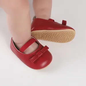 Detailansicht der roten Baby Lauflernschuhe für Mädchen mit Schleife und Gummisohle