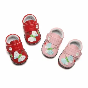 Chaussures de marche souples pour bébés de 0 à 1 an, disponibles en rouge et en rose.