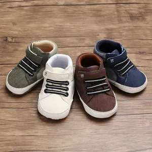 Detailansicht von vier Farben hochgeschlossener Baby-Lauflernschuhe mit weichen Sohlen