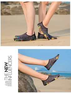 Chaussettes d'eau unisexes pour la plage et la natation en gris avec semelles