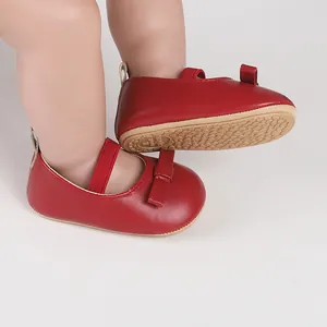 Vue détaillée de chaussures Mary Jane rouges pour bébé avec nœud et semelle souple