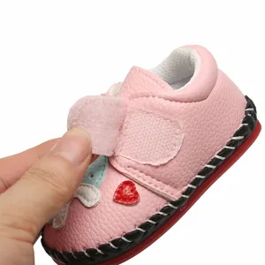 Détail de la chaussure de marche bébé rose avec fermeture à scratch pratique