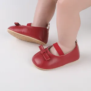 Vue détaillée de chaussures rouges pour bébé fille avec nœud élégant et semelle gomme