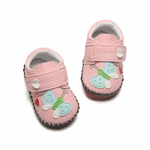 Vue de dessus de chaussures de marche pour bébé roses avec motif papillon et semelle