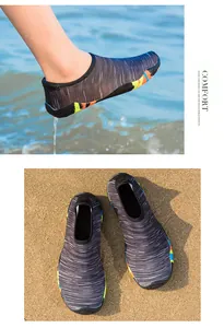 Vue détaillée de chaussures d'eau à séchage rapide avec des accents colorés sur le sable