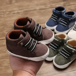 Detailansicht brauner Baby-High-Top-Sneaker mit weicher Sohle und Klettverschlusslasche