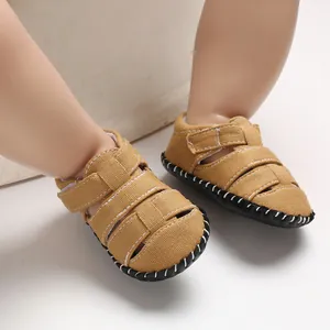 Vista dettagliata della texture in tela e chiusura velcro dei sandali per neonati.