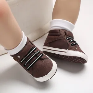 Braune hohe Lauflernschuhe für Babys mit weicher Sohle und verstellbarem Klettverschluss