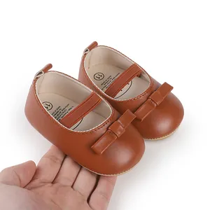 Vue détaillée de chaussures Mary Jane marron pour bébé avec joli nœud décoratif