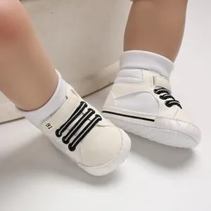 Nahaufnahme weißer hoher Lauflernschuhe für Babys mit weicher Sohle und Klettverschluss