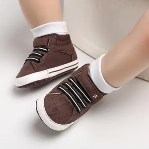 Detailansicht brauner Baby-Lauflernschuhe mit weicher Sohle und Klettverschlussband
