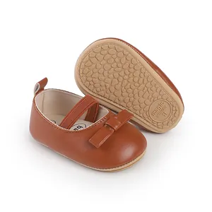Detailansicht der braunen Lauflernschuhe für Mädchen mit rutschfester Sohle und Schleife