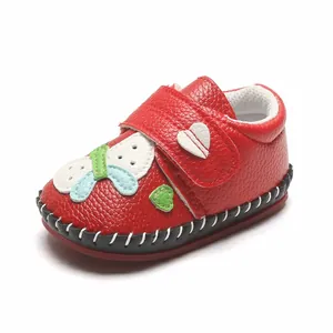 Vue détaillée de la chaussure de marche rouge pour bébé avec cœur et papillon