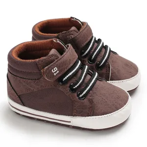 Detail von braunen Baby-Lauflernschuhen mit weicher Sohle für 0-1-Jährige.