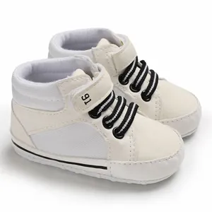 Detailansicht cremefarbene Baby-Lauflernschuhe mit weicher Sohle.