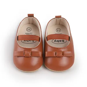 Detaillierte Ansicht brauner Baby Mädchen Lauflernschuhe aus Kunstleder mit Schleife