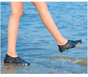 Vue latérale de chaussures d'eau flexibles à séchage rapide avec motifs colorés sur plage