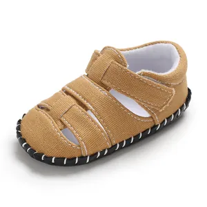 Dettaglio del sandalo in tela kaki per neonati con chiusura a strappo molto sicura