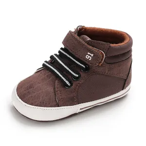 Detailaufnahme des braunen High-Top-Lauflernschuhs für Babys mit Klettverschluss