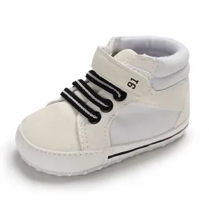 Weiche weiße High-Top-Babysneaker mit Klettverschluss und dekorativen Schnürsenkeln