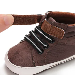 Nahaufnahme brauner Baby-High-Top-Sneaker mit funktionalem Klettverschluss