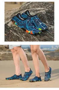 Vue en action de chaussures d'eau à séchage rapide avec motifs géométriques sur la plage.