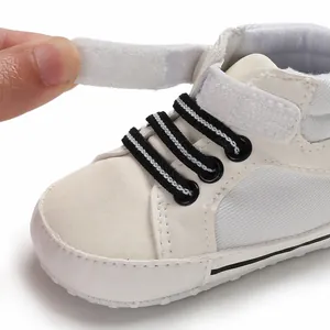 Detail eines weißen Baby-High-Top-Sneakers mit verstellbarem Klettverschlussband