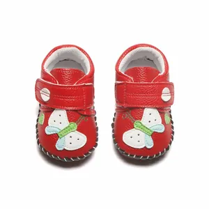 Chaussures souples pour bébé rouges avec applique papillon blanc et velcro design