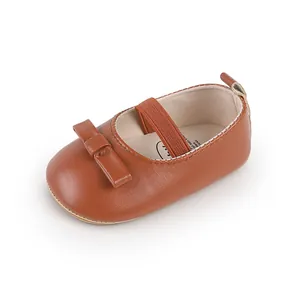 Detailansicht brauner Baby-Lauflernschuhe für Mädchen mit Schleife und Gummiband