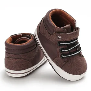 Detailaufnahme der braunen Baby-Lauflernschuhe mit weichen weißen Sohlen und Klettverschluss