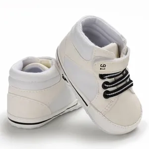 Detailansicht der weißen High-Top Baby Lauflernschuhe mit weicher Anti-Rutsch-Sohle