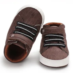 Detailansicht brauner Lauflernschuhe mit weicher Sohle und weißem Rand für Babys