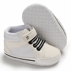 Nahaufnahme weißer Baby-High-Top-Schuhe mit weicher rutschfester Noppensohle und Klett.