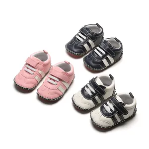 Sélection de chaussures de marche pour bébé à semelle en caoutchouc en rose, bleu et blanc
