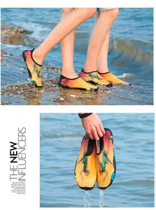 Gros plan sur des chaussures d'eau au motif coucher de soleil pour la plage et le snorkeling