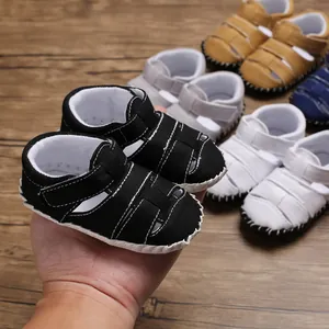 Primo piano di sandali in tela per neonati con cinturini in velcro regolabili