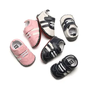 Chaussures de marche souples pour bébé en rose, marine et blanc pour 0-1 an.
