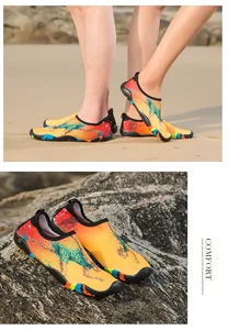 Chaussures d'eau unisexes colorées sur sable et rochers