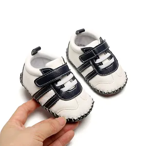 Vue détaillée de chaussures de marche bébé blanches et bleues avec semelle en caoutchouc