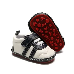 Vue détaillée de la semelle en caoutchouc souple antidérapante sur chaussures pour bébés.