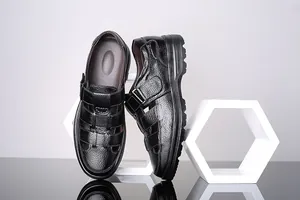 Primer plano de sandalias de cuero negro para hombre con cierre de velcro y ventilación