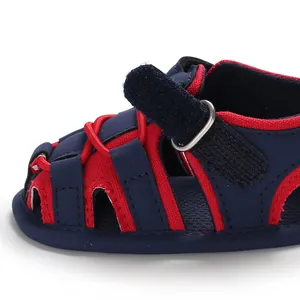 Dettaglio ravvicinato di sandalo blu e rosso per neonati con cinturino in velcro e lacci