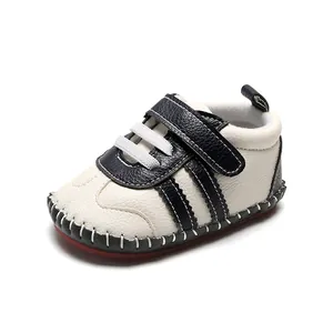 Vue latérale de chaussures de marche pour nouveau-né avec semelle en caoutchouc souple
