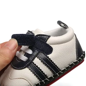 Vue détaillée de chaussures de marche pour bébé à semelle souple avec fermeture à scratch.