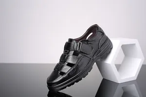 Detalle macro de sandalias de cuero negro transpirable para hombre