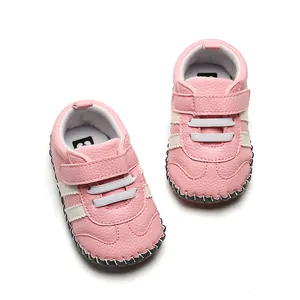 Vue détaillée de chaussures de marche roses pour bébés avec semelle souple